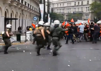 demonstranten laufen vor polizei in athen davon